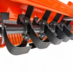 Vue rapprochée du rotor et des lames courbes sous l’enfouisseur de pierres LIDERFARM de 1,05 m.