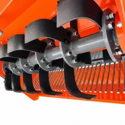 Rotor à lames et rangée de dents de séparation de l’enfouisseur de pierres LIDERFARM de 1,05 m, vus par dessous.