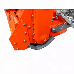 Enfouisseur de pierres LIDERFARM 165 cm, détail du patin latéral et du bas du carter de transmission.