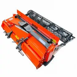 Vue d’ensemble de dessus de l’enfouisseur de pierres LIDERFARM 165 cm avec son capot relevé et son rouleau grillagé.