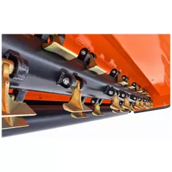 Vue sous le carter du broyeur agricole LIDERFARM 3 m montrant le rotor et ses marteaux.