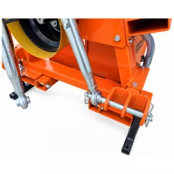 Fixation inférieure et tirant de stabilisation réglable du taille-haie à sections LIDERFARM