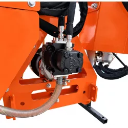 Pompe hydraulique, raccords et flexibles sur le châssis de l’épareuse LIDERFARM 60 cm