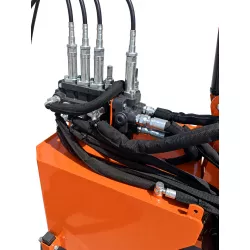 Distributeur hydraulique et flexibles protégés de l’épareuse LIDERFARM 80 cm