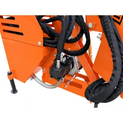 Pompe et circuit hydraulique vus sous le réservoir de l’épareuse LIDERFARM 80 cm
