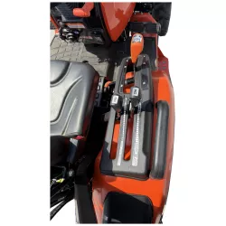 Leviers de commande sur l’aile droite du micro-tracteur LIDERFARM LF-26