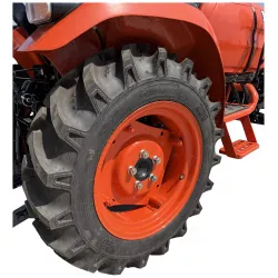 Roue arrière droite et pneu agraire à crampons du micro-tracteur LIDERFARM LF-26