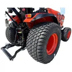 Vue de trois quarts arrière du micro-tracteur LIDERFARM LF-26 avec pneus gazon et attelage
