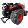 Vue de trois quarts arrière du micro-tracteur LIDERFARM LF-26 avec pneus gazon et attelage