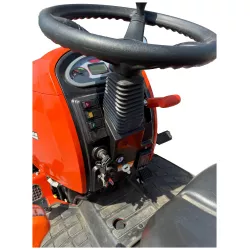 Colonne de direction et commandes sous le volant du micro-tracteur LIDERFARM LF-26
