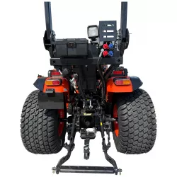 Vue arrière du micro-tracteur LIDERFARM LF-26 à pneus gazon avec relevage trois points