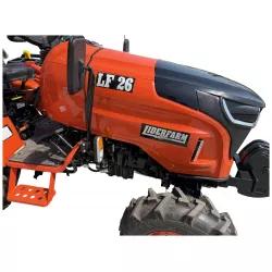 Vue rapprochée du capot et du marquage LF-26 du micro-tracteur LIDERFARM