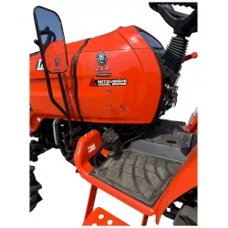 Marquage Mitsubishi sur le capot du micro-tracteur LIDERFARM LF-26