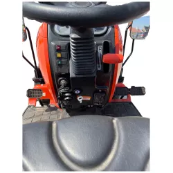 Volant, pédales et commandes du poste de conduite du micro-tracteur LIDERFARM LF-26