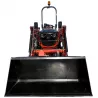 Vue de face du godet du chargeur frontal monté sur le micro-tracteur LIDERFARM LF-26