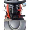 Volant, pédales et commandes du poste de conduite du micro-tracteur LIDERFARM LF-26