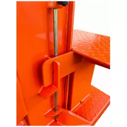 Fixation et verrouillage de la table de travail de la fendeuse LIDERFARM 26T
