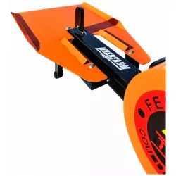 Table et rail vus depuis les commandes de la fendeuse cinétique LIDERFARM 22T