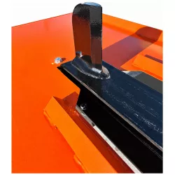 Détail du coin fixe de la fendeuse cinétique LIDERFARM 22T