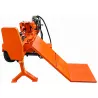Vue de face et plateau abaissé de la fendeuse LIDERFARM 40T thermique avec lève-bûche