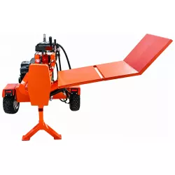 Vue de face et plateau relevé de la fendeuse LIDERFARM 40T thermique avec lève-bûche