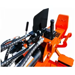 Poste de commande vu arrière de la fendeuse LIDERFARM 40T thermique avec lève-bûche