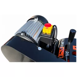 Détail du moteur électrique et de l’arrêt d’urgence de la fendeuse LIDERFARM 5T.