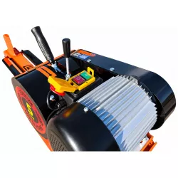 Vue de dessus du moteur et des commandes de la fendeuse électrique LIDERFARM 5T.