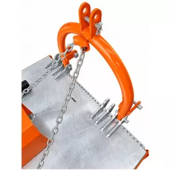 Détail du chassis 3 points et la chaîne de maintien du gyrobroyeur galvanisé LIDERFARM 1,20 m