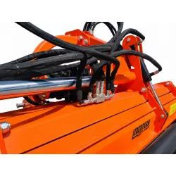 Détail des raccordements hydrauliques et du vérin au-dessus du broyeur semi-forestier LIDERFARM 1,80 m