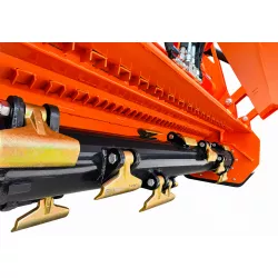 Rotor à marteaux et contre-lames sous le carter du broyeur semi-forestier LIDERFARM 1,80 m
