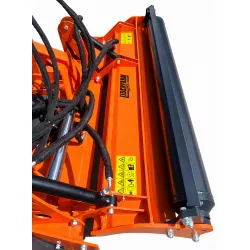 Rouleau arrière et capot du broyeur semi-forestier LIDERFARM 2 m vus de dessus