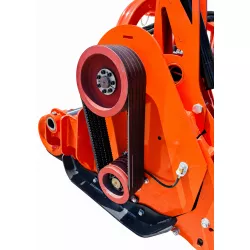 Vue de trois quarts de la transmission par courroies du broyeur semi-forestier LIDERFARM 2 m
