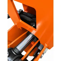 Gros plan sur la tige chromée du vérin hydraulique du grappin coupeur LIDERFARM GCL180