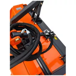 Broyeur forestier LIDERFARM LFM140 1,40 m — détail des flexibles et des raccords hydrauliques.
